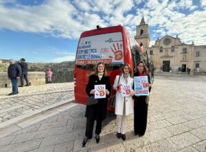Matera si illumina di arancione: parte la campagna “Orange the World – Stop alla violenza contro le donne” di Inner Wheel sui Bus Miccolis in collaborazione con il Comune di Matera