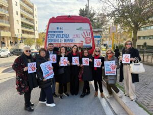Matera si illumina di arancione: parte la campagna “Orange the World – Stop alla violenza contro le donne” di Inner Wheel sui Bus Miccolis in collaborazione con il Comune di Matera