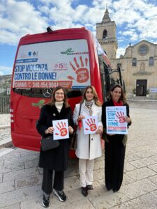 Matera si illumina di arancione: parte la campagna “Orange the World – Stop alla violenza contro le donne” di Inner Wheel sui Bus Miccolis in collaborazione con il Comune di Matera