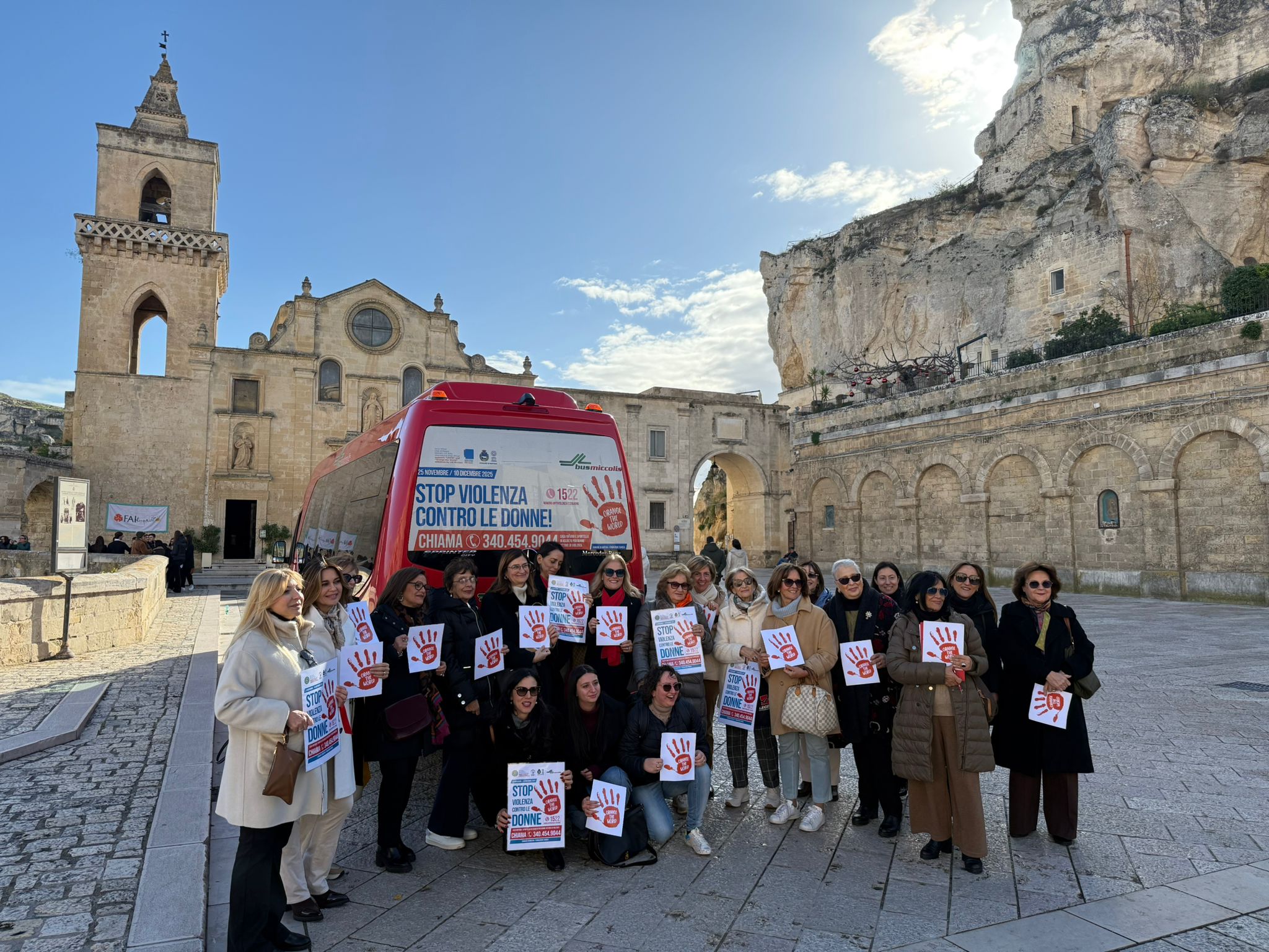 Matera si illumina di arancione: parte la campagna “Orange the World – Stop alla violenza contro le donne” di Inner Wheel sui Bus Miccolis in collaborazione con il Comune di Matera
